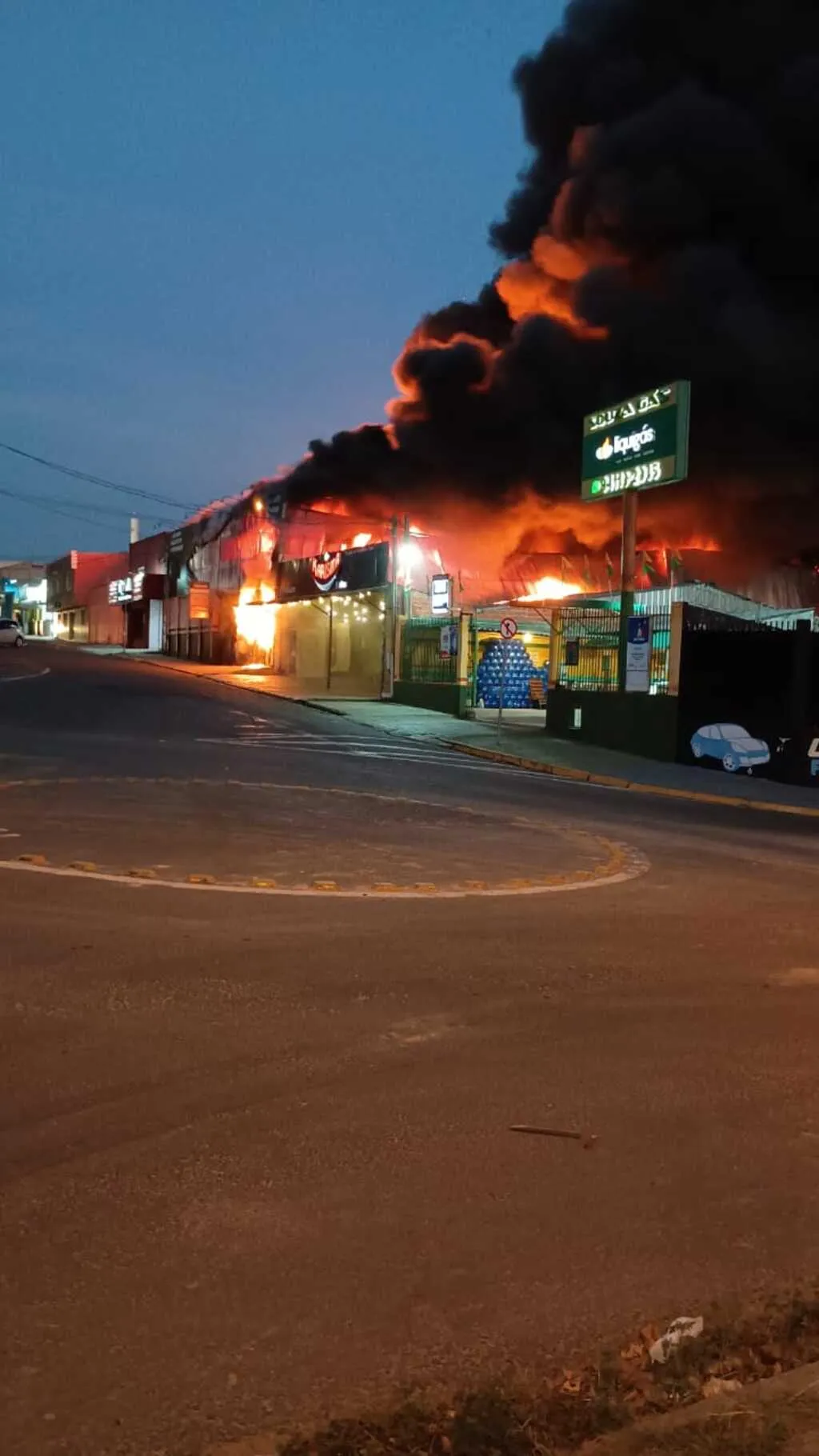 Incêndio atinge oficina e loja de autopeças em Salto