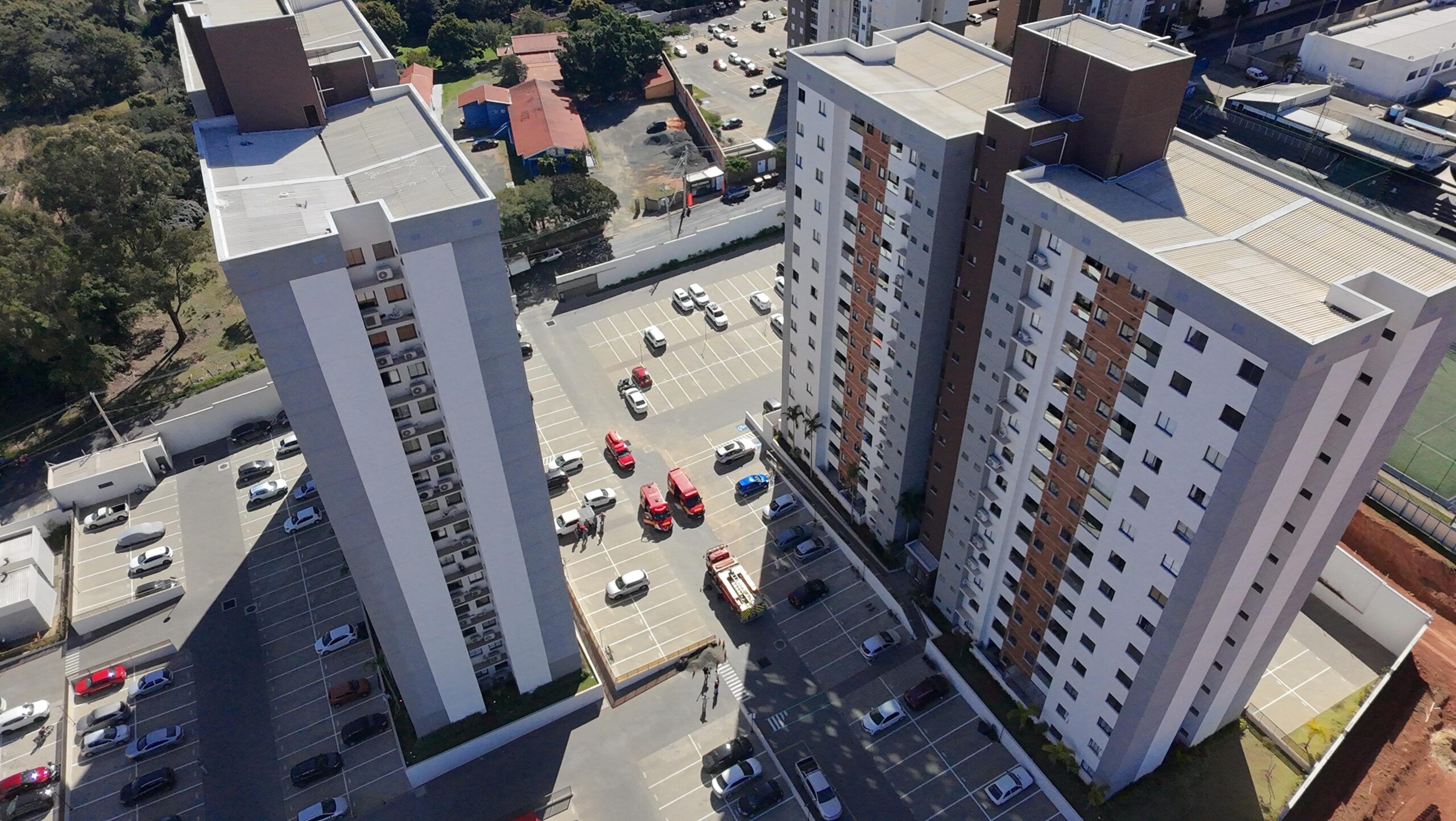 Trabalhador é resgatado após ficar preso em cadeirinha no 14º andar