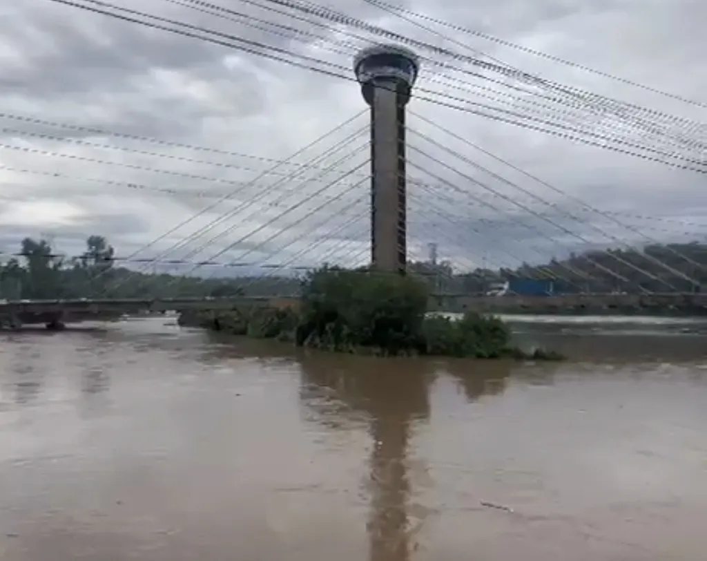 Chuvas fortes provocam alagamentos em Salto e interditam Estrada Parque em Itu