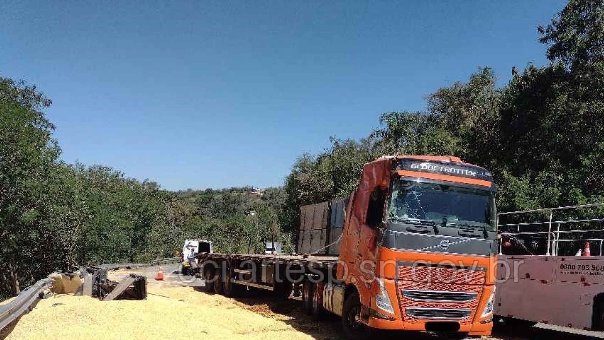 Caminhão com 30 toneladas de milho tomba em rodovia de Porto Feliz