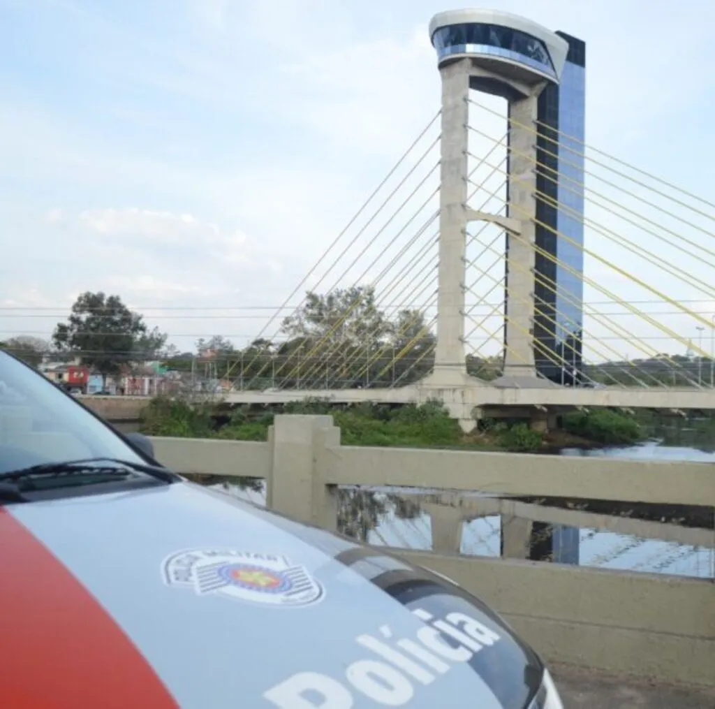 Motorista tenta atingir policial com carro e PMs efetuam disparos