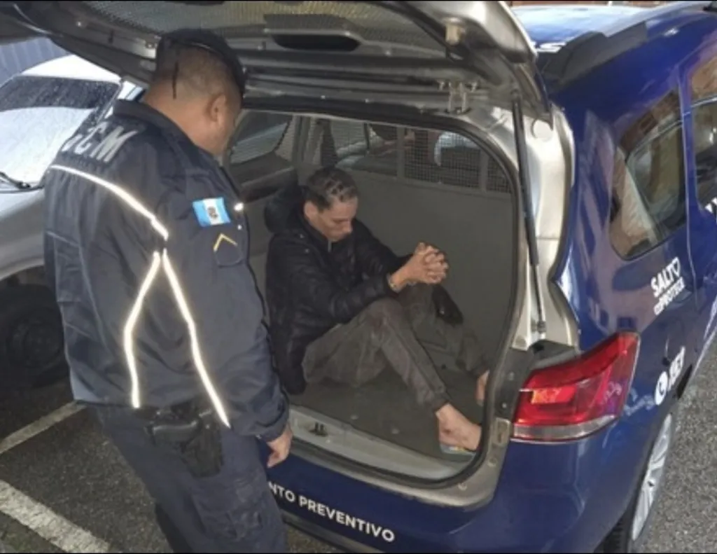 Homem é preso após esfaquear companheira e tentar cortar seu pescoço