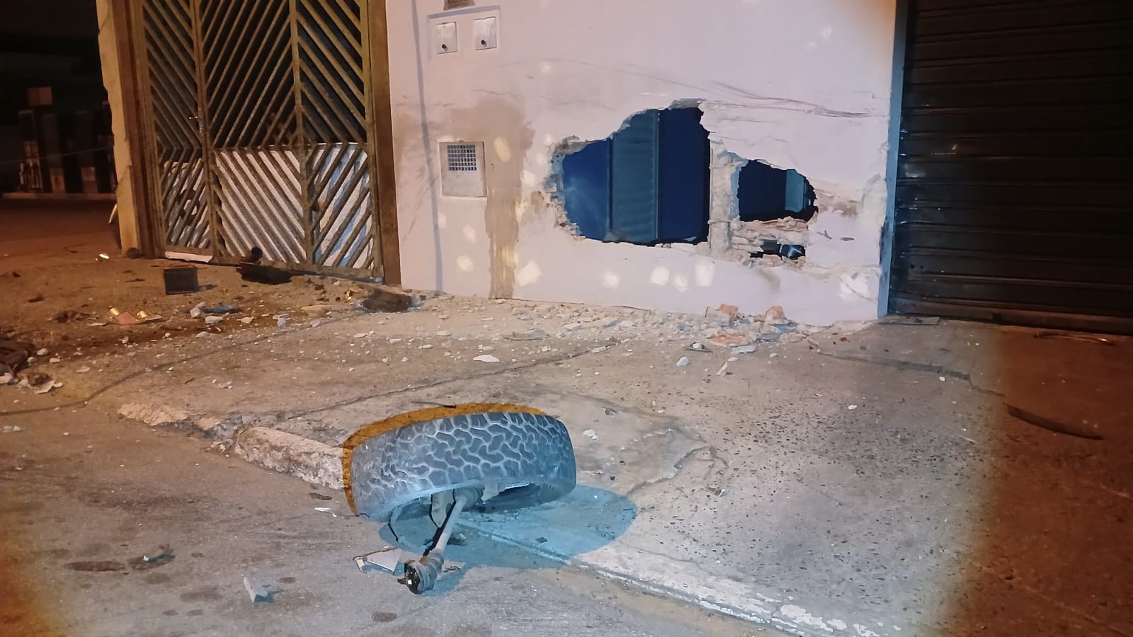 Motorista perde o controle e invade comércio