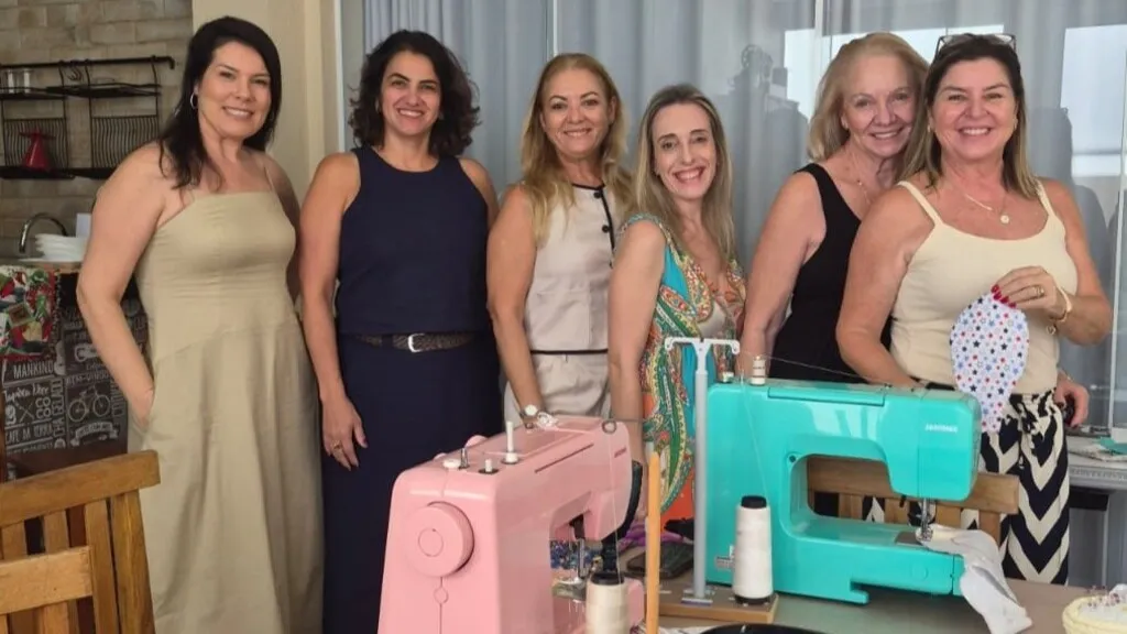 "Colo do Bem" confecciona e doa capas para bolsas de colostomia e ostomia