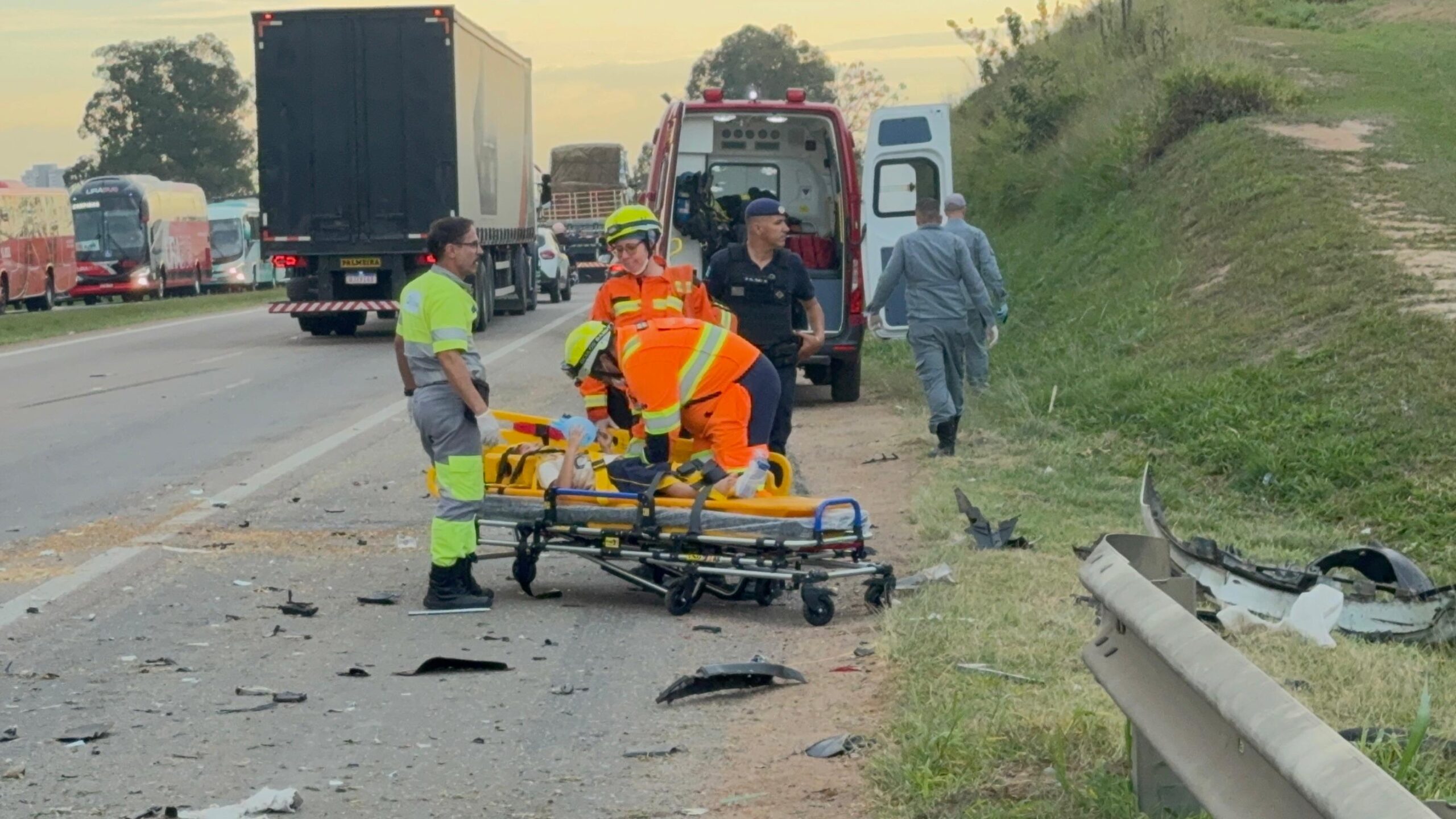 Acidente envolvendo três veículos deixa duas pessoas feridas em Salto