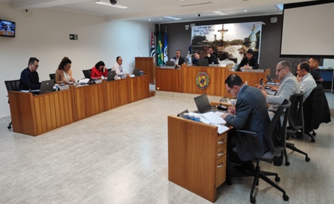 Irregularidades de ex-prefeito e cota racial marcam sessão da Câmara de Vereadores