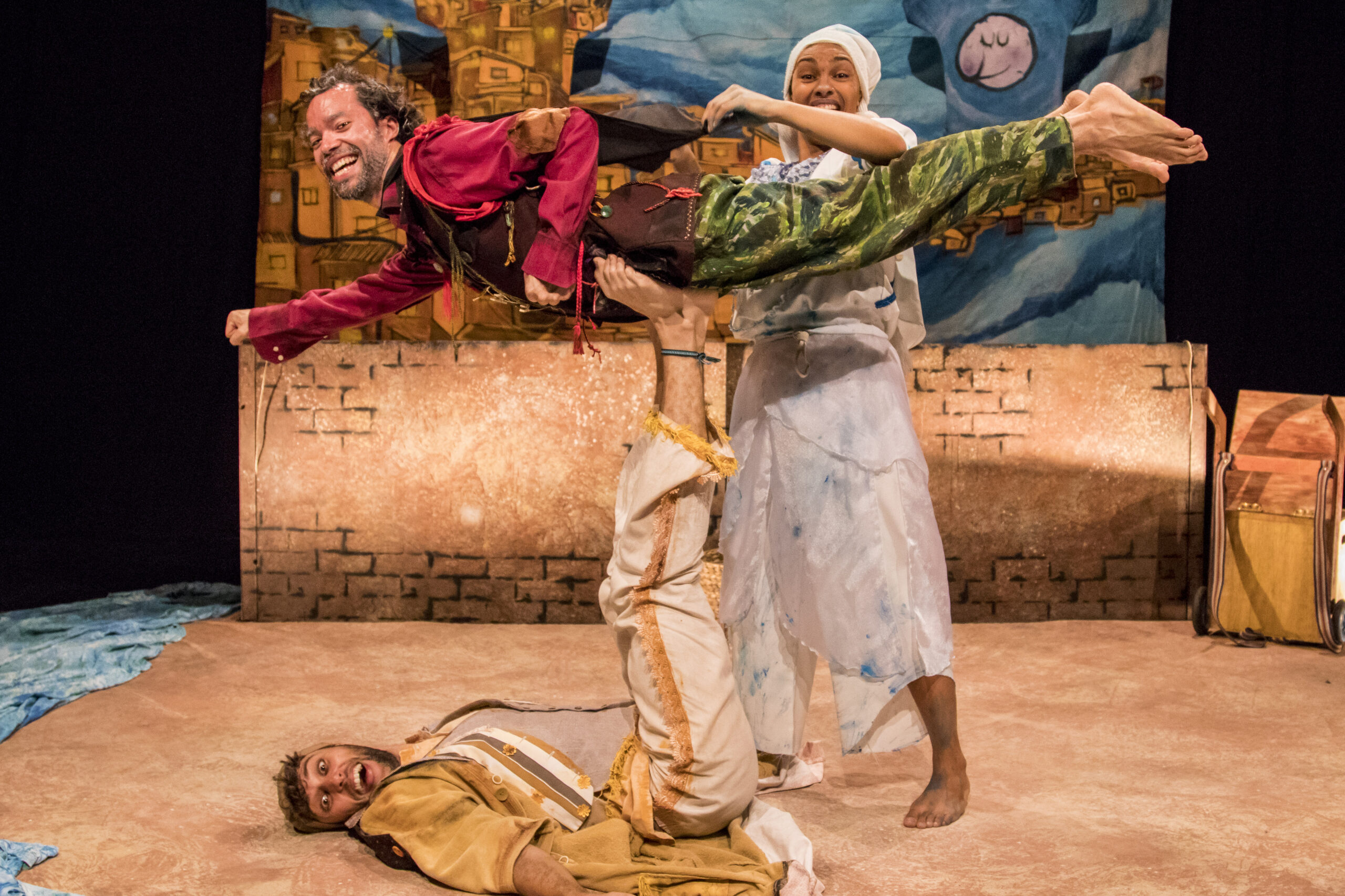 Cia de Achadouros encena espetáculo e oferece oficina teatral em Salto 