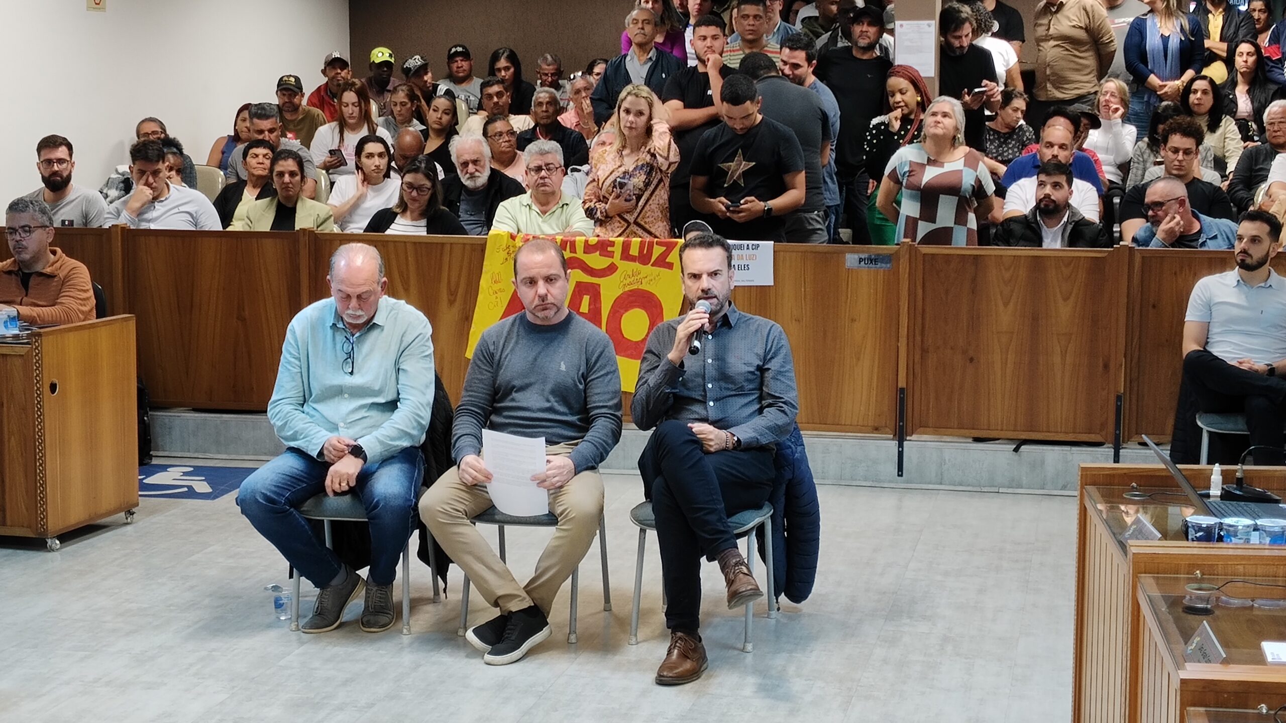Audiência sobre taxa de iluminação pública é marcada por discussões e presença da GCM