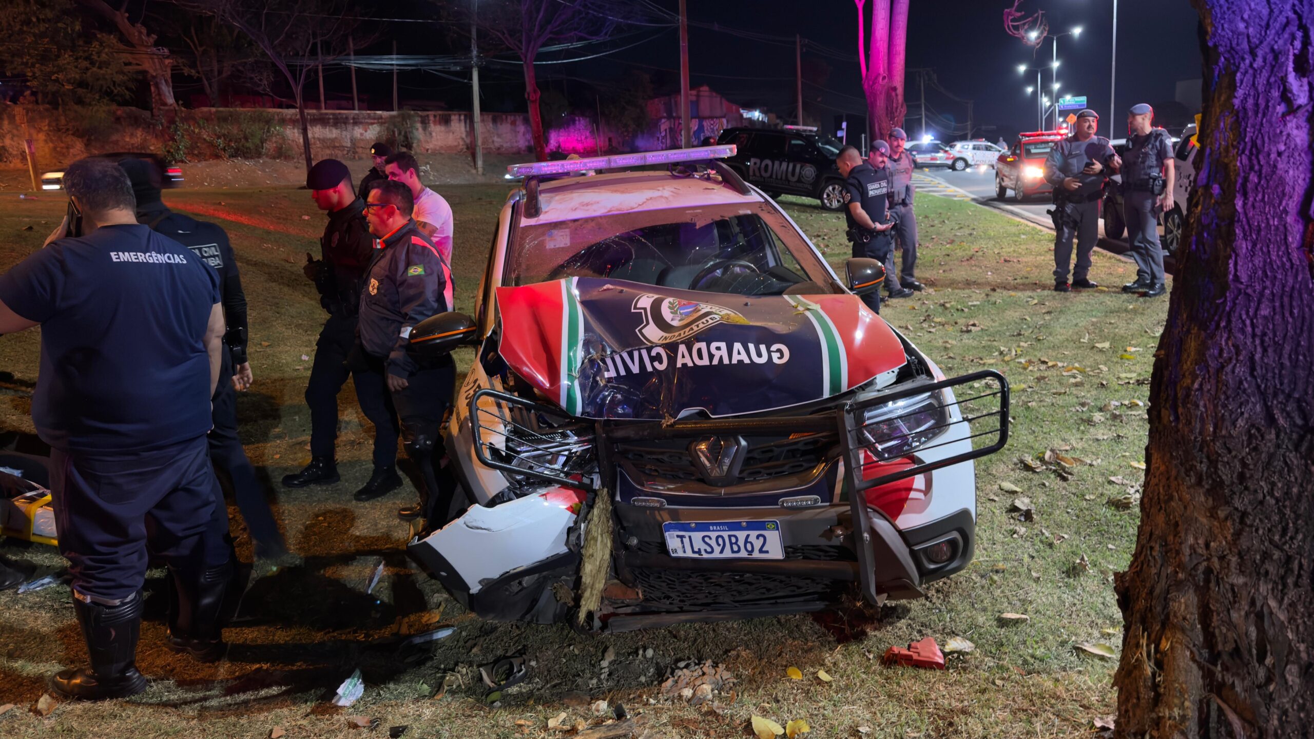 Perseguição termina com GCMs feridos e motociclista entubado em Salto