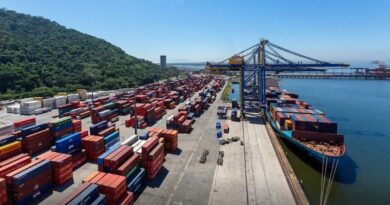 Salto fecha 2025 com superávit comercial