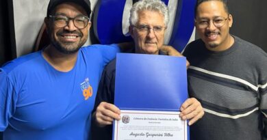 Radialista Gasparini Filho recebe homenagem por  10 mil programas