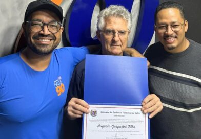 Radialista Gasparini Filho recebe homenagem por  10 mil programas