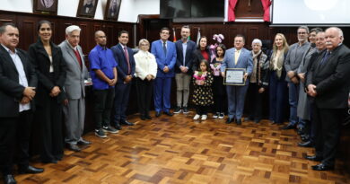 Luciano Ribeiro é homenageado com Diploma e Medalha “Madre Maria Teodora Voiron”