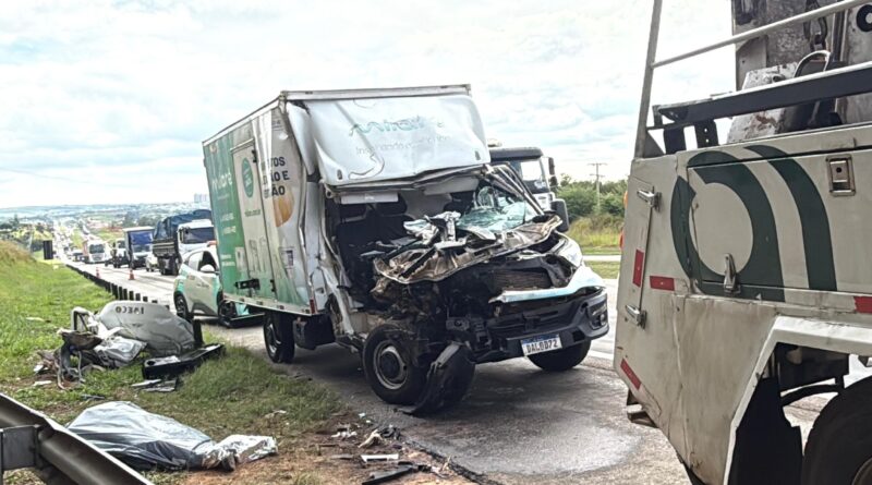 Homem morre em acidente entre utilitária e caminhão na SP-75 em Salto