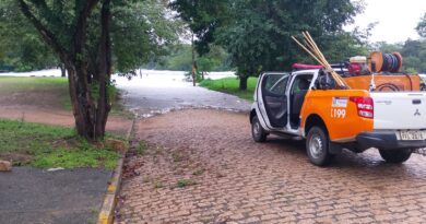 Força das águas do Rio Tietê chama atenção e Defesa Civil interdita acessos em Salto