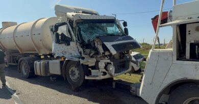 Acidente envolvendo dois caminhões e uma caminhonete interdita SP-75 em Salto