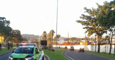 Motociclista morre após perder o controle da moto e bater em poste