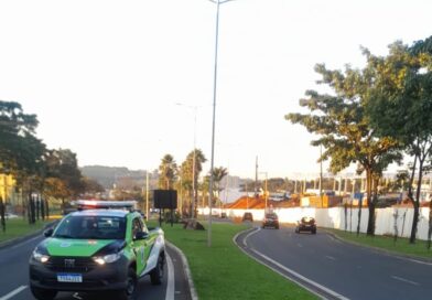 Motociclista morre após perder o controle da moto e bater em poste