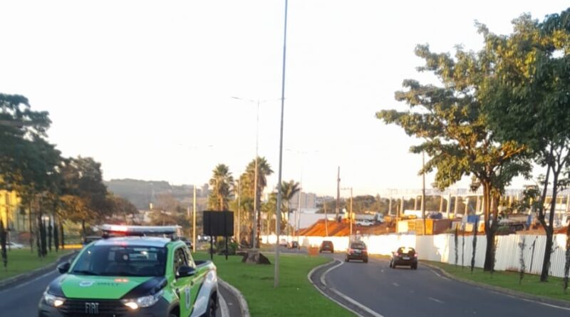 Motociclista morre após perder o controle da moto e bater em poste
