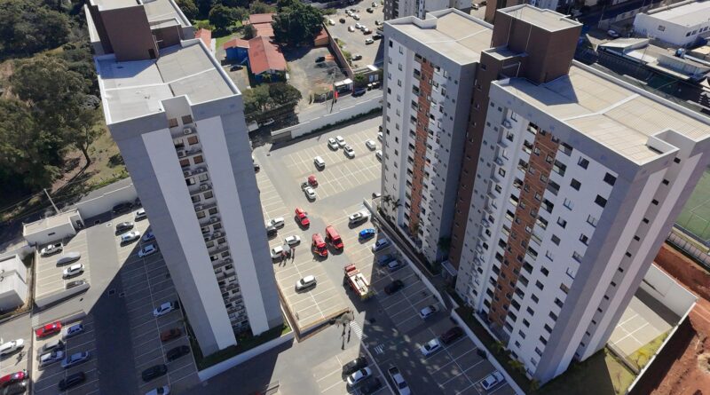 Trabalhador é resgatado após ficar preso em cadeirinha no 14º andar