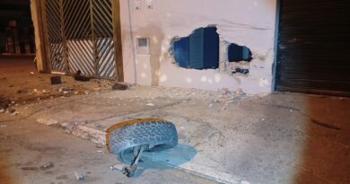 Motorista perde o controle e invade comércio