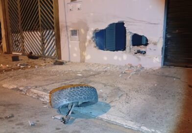 Motorista perde o controle e invade comércio